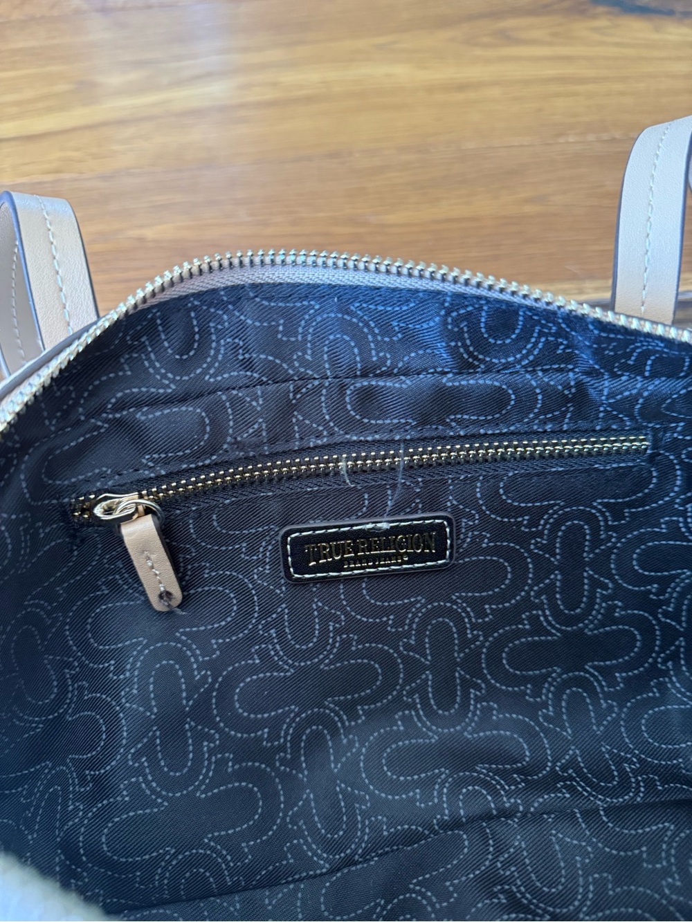 True Religion Shoulder Bag. - Picture 7 of 10
